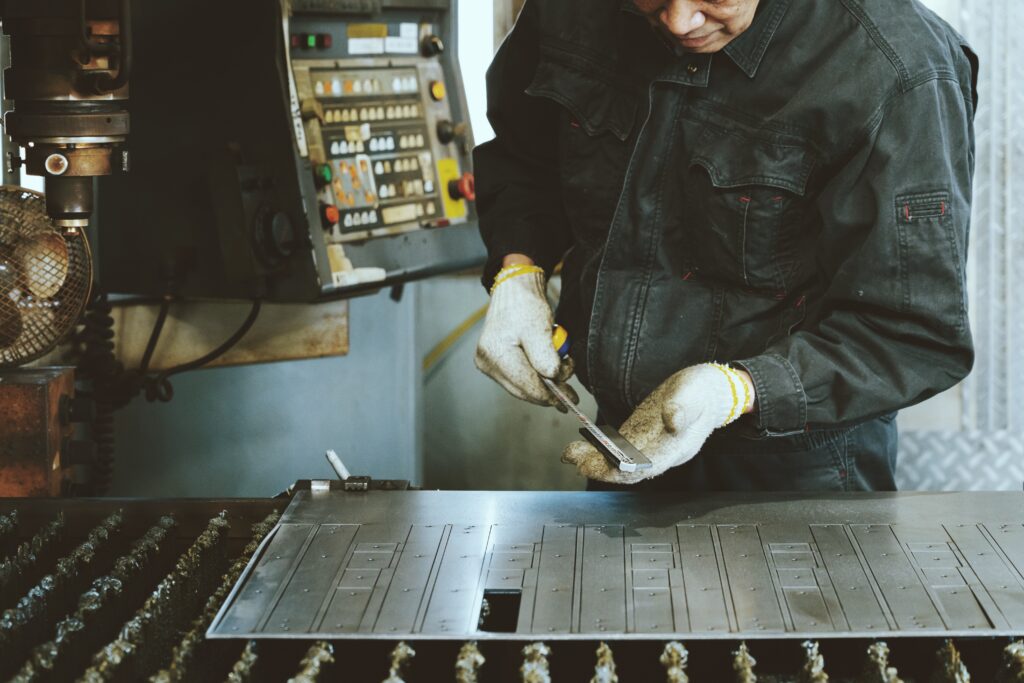 高出力のレーザー光で金属を切断する職人