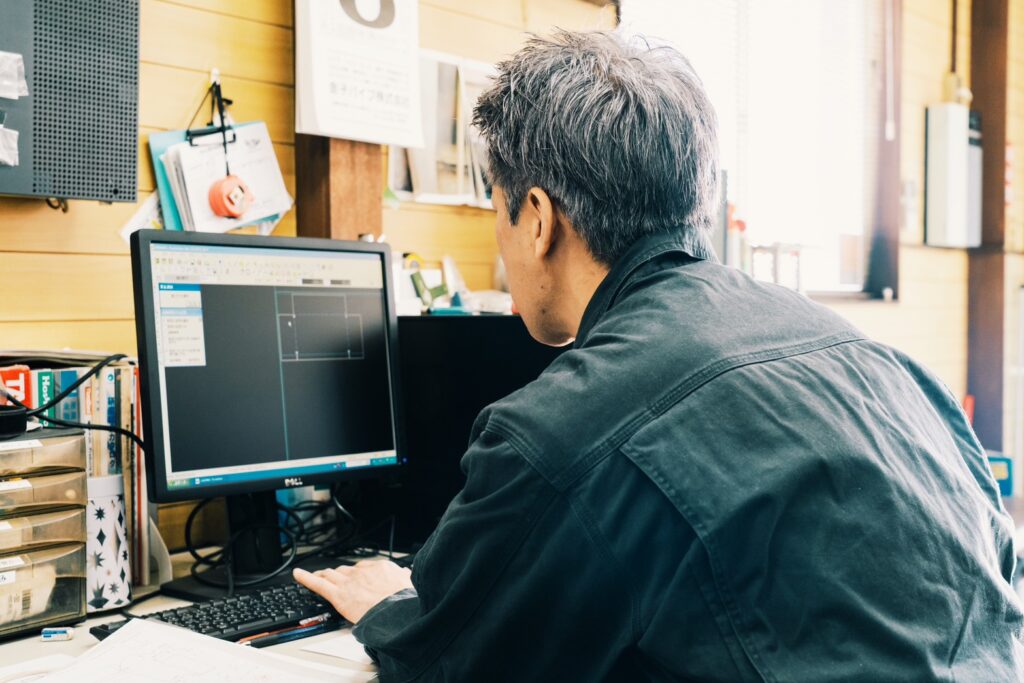 図面からプログラム作成を行う職人