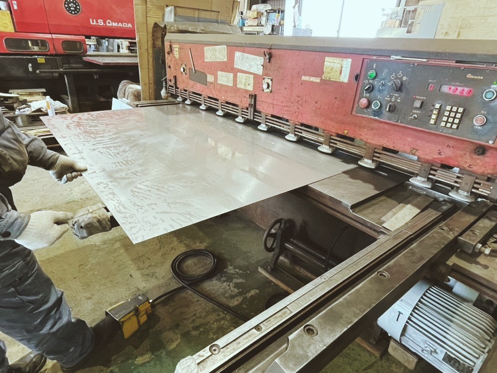 レーザー加工やタレパン加工がしやすいように、材料を適切な大きさに準備